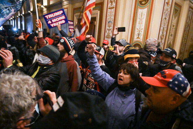 Les partisans du président sortant envahissent le Capitole. © ROBERTO SCHMIDT/AFP