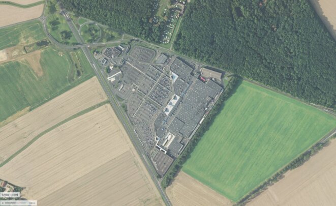 Modèle rentable et destructeur du centre commercial : exemple de Villiers-en-Bière (211 habitants en 2017) commune sur laquelle est installé ce centre commercial à proximité immédiate de Melun en Seine-et-Marne. Surface urbanisée 200 000 m², dont 85 000 m² environ d’emprise des bâtiments pour une surface commerciale de 25 000 m² (facteur 8), le reste de la surface étant dédié aux stationnements automobiles et à la station essence. Chiffre d’affaire annuel de l’hypermarché (hors carburant et zone © Géoportail Modèle rentable et destructeur du centre commercial : exemple de Villiers-en-Bière (211 habitants en 2017) commune sur laquelle est installé ce centre commercial à proximité immédiate de Melun en Seine-et-Marne. Surface urbanisée 200 000 m², dont 85 000 m² environ d’emprise des bâtiments pour une surface commerciale de 25 000 m² (facteur 8), le reste de la surface étant dédié aux stationnements automobiles et à la station essence. Chiffre d’affaire annuel de l’hypermarché (hors carburant et zone © Géoportail