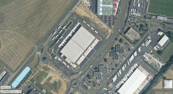 Entrepôt frigorifique Auchan à Athis-Mons, installée à proximité directe de l’aéroport d’Orly. A l’échelle de la parcelle, la surface imperméabilisée est de 3.3 hectares pour une surface bâtie de moins de 1 hectare © Géoportail Entrepôt frigorifique Auchan à Athis-Mons, installée à proximité directe de l’aéroport d’Orly. A l’échelle de la parcelle, la surface imperméabilisée est de 3.3 hectares pour une surface bâtie de moins de 1 hectare © Géoportail