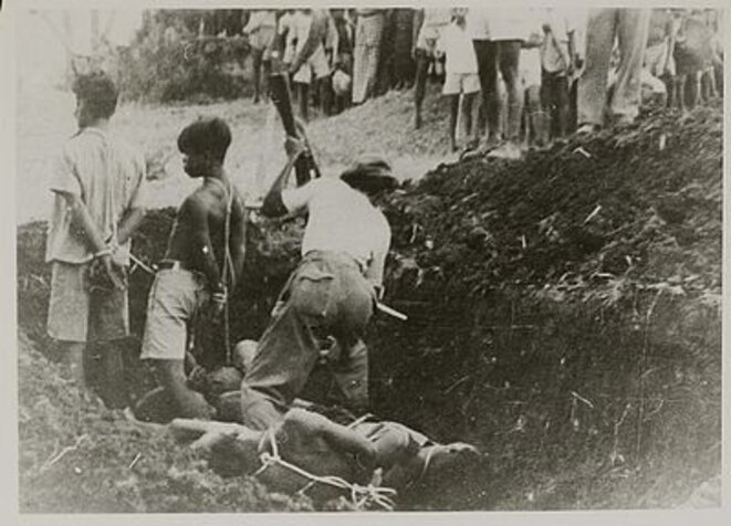 Les militants communistes sont assassinés à la baïonnette. Les militants communistes sont assassinés à la baïonnette.
