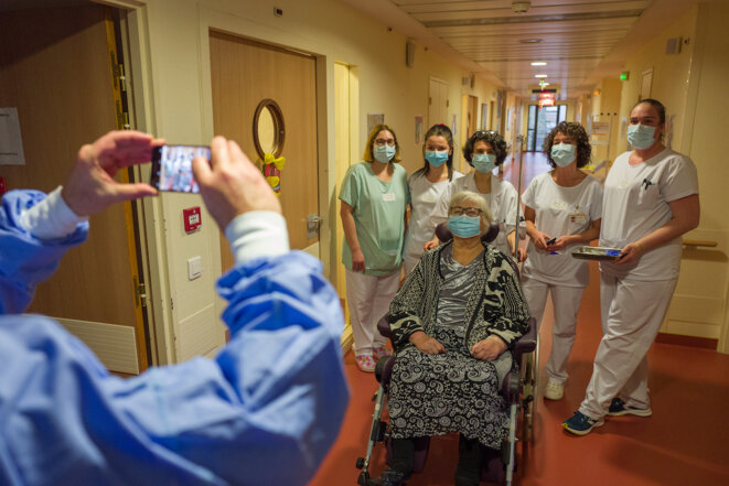 Régine, 71 ans, la première personne vaccinée contre le Covid-19 dans l’Unité de soins de longue durée de l’hôpital Garonne à Toulouse, le 5 janvier. © Frédéric Scheiber / Hans Lucas via AFP