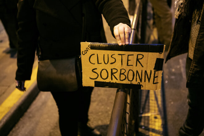 À la Sorbonne, les étudiants protestent contre la tenue des partiels en présentiel, le 4 janvier 2021. © Noémie Coissac / Hans Lucas via AFP
