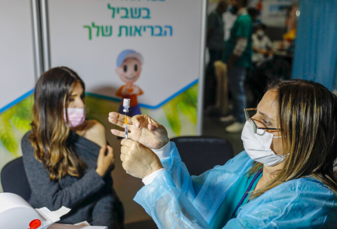 Une infirmière prépare une dose à la clinique Kupat Holim Clalit de Jérusalem le 14 janvier 2021. © Ahmad Gharabli/AFP