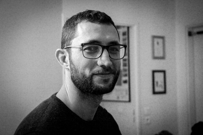 Erwan Manac'h, journaliste chez Politis et auteur de la BD "Un train d'enfer". © Marie Chambrial Erwan Manac'h, journaliste chez Politis et auteur de la BD "Un train d'enfer". © Marie Chambrial