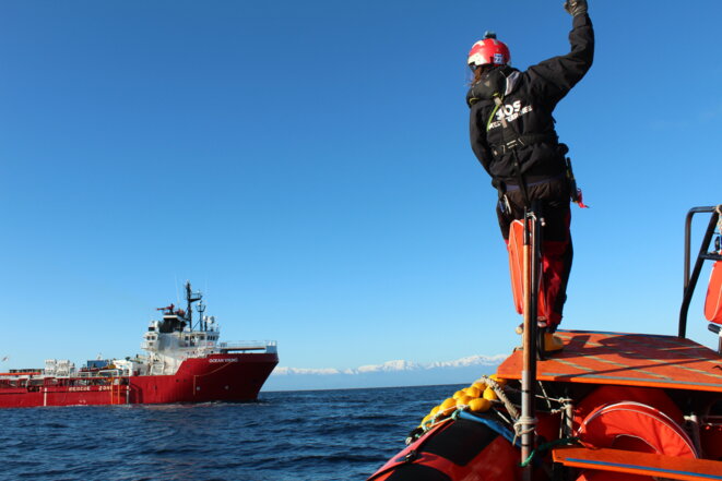Tanguy guidant le bateau de secours rapide « EZ1 », lors des entraînements aux opérations de sauvetage. © NB