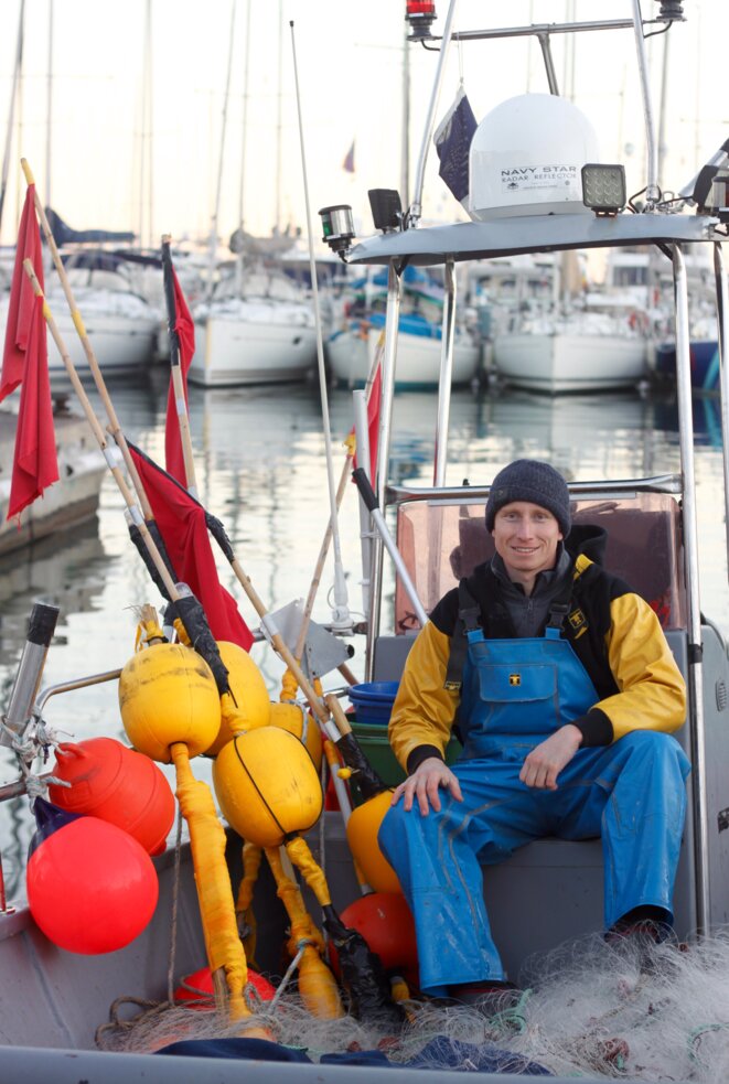 Kevin Guhel sur son bateau de pêche © Paul Demougeot Kevin Guhel sur son bateau de pêche © Paul Demougeot