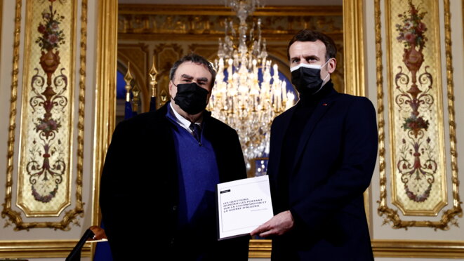 L'historien Benjamin Stora remet son rapport au président Macron, le 20 janvier 2021. © CHRISTIAN HARTMANN / POOL / AFP L'historien Benjamin Stora remet son rapport au président Macron, le 20 janvier 2021. © CHRISTIAN HARTMANN / POOL / AFP