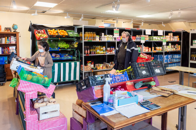 Une bénévole prépare des légumes choisis par un client de l’épicerie solidaire à Montmorillon (Vienne). © Jean-François FORT / Hans Lucas / Hans Lucas via AFP Une bénévole prépare des légumes choisis par un client de l’épicerie solidaire à Montmorillon (Vienne). © Jean-François FORT / Hans Lucas / Hans Lucas via AFP
