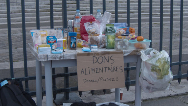 Un point de collecte et de distribution est mis en place par les étudiant.es © Noox Un point de collecte et de distribution est mis en place par les étudiant.es © Noox