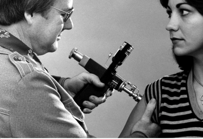 Dans le billet de Jérôme Latta : "Médecin essayant d'inoculer le virus de la science à une obscurantiste." © USCDCP Dans le billet de Jérôme Latta : "Médecin essayant d'inoculer le virus de la science à une obscurantiste." © USCDCP