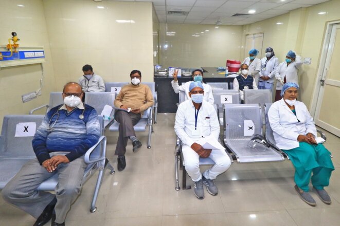 Des personnels de santé vaccinés le 16 janvier avec le vaccin Covaxin, dans un hôpital du Rajasthan. © Vishal Bhatnagar/NurPhoto via AFP Des personnels de santé vaccinés le 16 janvier avec le vaccin Covaxin, dans un hôpital du Rajasthan. © Vishal Bhatnagar/NurPhoto via AFP
