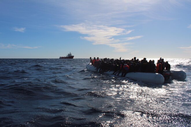 L'Ocean Viking au secours d'une embarcation en détresse au large des côtes libyennes, le 21 janvier 2021. © NB L'Ocean Viking au secours d'une embarcation en détresse au large des côtes libyennes, le 21 janvier 2021. © NB