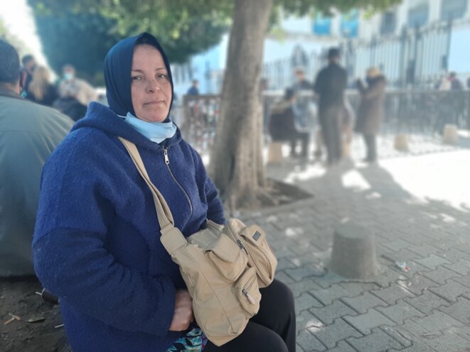 Fatma, près du tribunal, qui attend des nouvelles de son fils, arrêté dans le quartier du Kram en marge des manifestations. © LB Fatma, près du tribunal, qui attend des nouvelles de son fils, arrêté dans le quartier du Kram en marge des manifestations. © LB