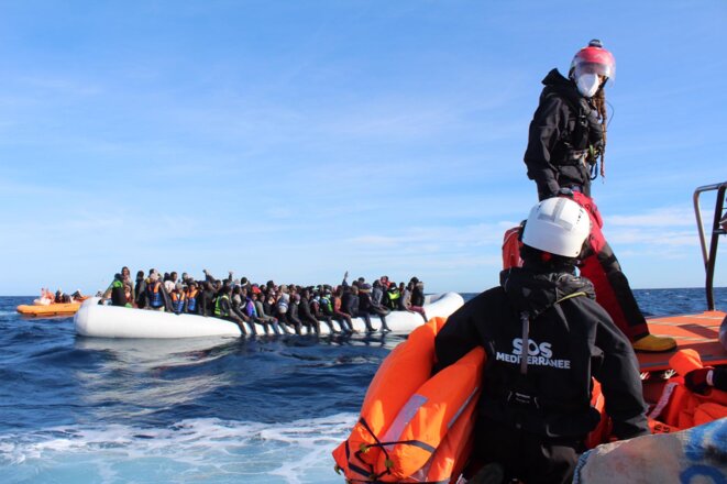 Les sauveteurs de l'Ocean Viking à l'approche d'une embarcation en détresse au large des côtes libyennes. © NB