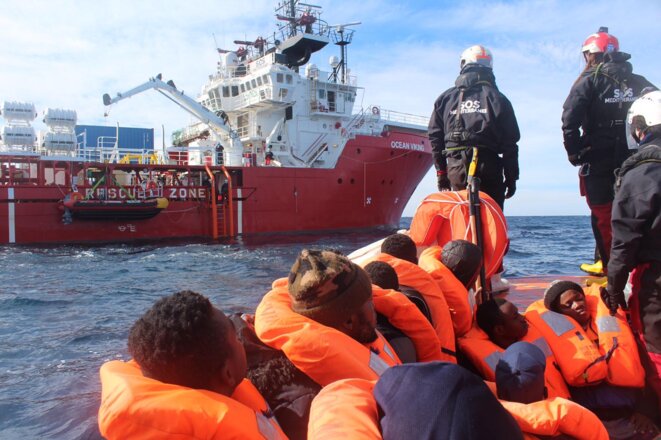 Des migrants secourus par les marins-sauveteurs de SOS Méditerranée, rejoignant l'Ocean Viking. © NB