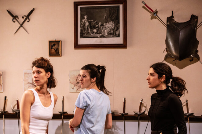 "Tiens ta garde" MISE EN SCÈNE Clara Bonnet, Marie-Ange Gagnaux, Aurélia Lüscher, Itto Mehdaoui et Maybie Vareilles ÉCRITURE le Collectif Marthe et Guillaume Cayet © Jean-Louis Fernandez "Tiens ta garde" MISE EN SCÈNE Clara Bonnet, Marie-Ange Gagnaux, Aurélia Lüscher, Itto Mehdaoui et Maybie Vareilles ÉCRITURE le Collectif Marthe et Guillaume Cayet © Jean-Louis Fernandez