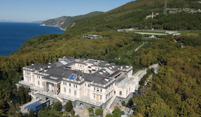 Le palais sur les bords de la Mer noire, une principauté pour Vladimir Poutine. © FBK