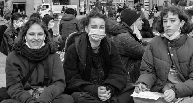 Trois étudiantes en première année à l'Université, les deux Eva, à droite et à gauche de la photo ont témoigné. © Justin Carrette Trois étudiantes en première année à l'Université, les deux Eva, à droite et à gauche de la photo ont témoigné. © Justin Carrette