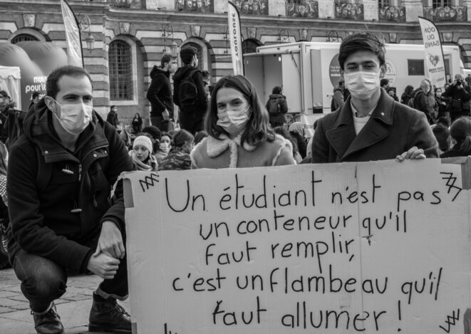Damien à gauche, Lucile au centre, et X à gauche, trois étudiant.e.s en master. © Justin Carrette Damien à gauche, Lucile au centre, et X à gauche, trois étudiant.e.s en master. © Justin Carrette