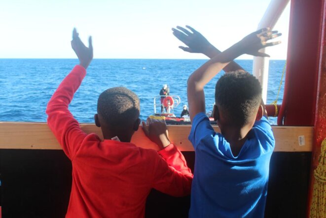 Deux enfants saluant les marins-sauveteurs qui les ont secourus une heure plus tôt. © NB / Mediapart