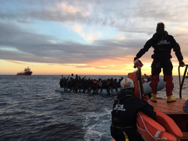 Un troisième sauvetage de migrants à bord d’une embarcation surchargée est venu clore la journée du 22 janvier. © NB / Mediapart