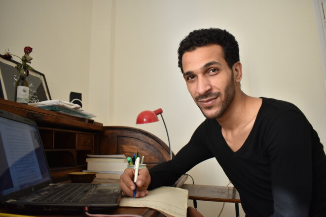 Le poète Mohsen Mohamed, 25 ans, qui a publié son premier recueil après cinq ans en prison. © AL Le poète Mohsen Mohamed, 25 ans, qui a publié son premier recueil après cinq ans en prison. © AL