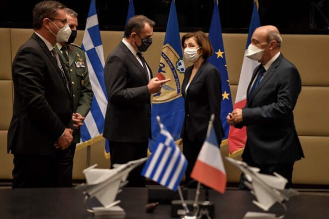 Florence Parly et son homologue grec Nikos Panagiotopoulos, lors de la signature du contrat, lundi 25 janvier à Athènes. © LOUISA GOULIAMAKI / AFP Florence Parly et son homologue grec Nikos Panagiotopoulos, lors de la signature du contrat, lundi 25 janvier à Athènes. © LOUISA GOULIAMAKI / AFP