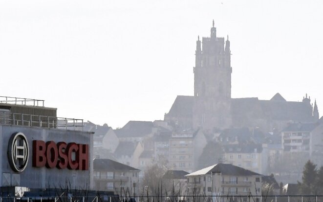L'usine d'Onet-le-Château et la cathédrale de Rodez. © José A. Torres / AFP L'usine d'Onet-le-Château et la cathédrale de Rodez. © José A. Torres / AFP