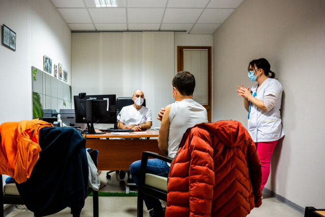 Campagne de vaccination du personnel de santé d'un EHPAD, le 22 janvier 2021, à Villelongue del Monts. © Jean-Christophe Milhet / Hans Lucas via AFP Campagne de vaccination du personnel de santé d'un EHPAD, le 22 janvier 2021, à Villelongue del Monts. © Jean-Christophe Milhet / Hans Lucas via AFP
