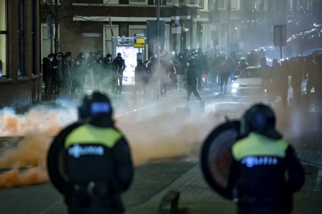 Des affrontements avec les forces armées dans le sud de Rotterdam le 25 janvier 2020. © Killian Lindenburg / ANP via AFP Des affrontements avec les forces armées dans le sud de Rotterdam le 25 janvier 2020. © Killian Lindenburg / ANP via AFP