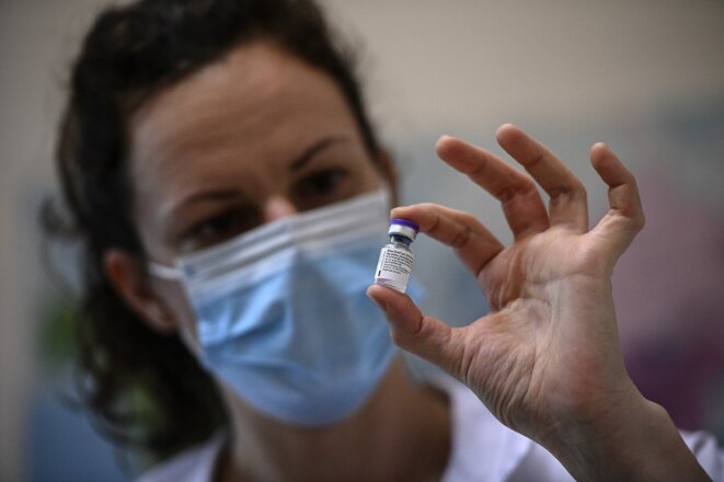 Une infirmière tenant une fiole de vaccin Pfizer BioNTech à l'institut Pasteur, le 21 janvier 2021 © AFP