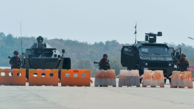 L'armée bloque l'accès au Parlement, à Naypyidaw. Il n'y a pratiquement aucune photo d'un coup d'État se jouant à huis clos. © AFP/STRINGER L'armée bloque l'accès au Parlement, à Naypyidaw. Il n'y a pratiquement aucune photo d'un coup d'État se jouant à huis clos. © AFP/STRINGER
