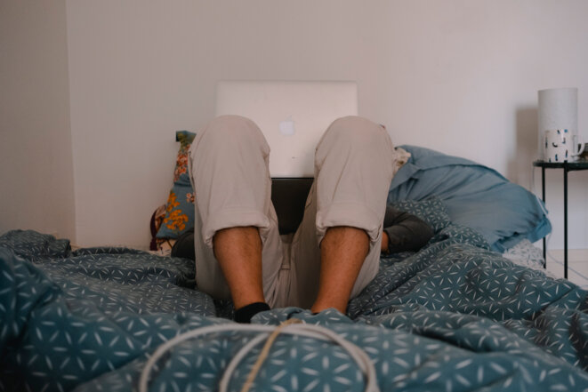 Les étudiants multiplient les appels à l'aide, sur les réseaux sociaux. Via des enquêtes faites au sein de leurs universités, ils interpellent directement les élus jusqu'au plus haut sommet de l'État et exigent que leur santé mentale soit aussi prise en compte. Les chèques psy proposés par Frédérique Vidal sont insuffisants selon les organisations étudiantes, ils donnent droit à trois consultations de 45 minutes prises en charge à 100%. © Jeanne Fourneau / Hans Lucas via AFP © Jeanne Fourneau / Hans Lucas via AFP Les étudiants multiplient les appels à l'aide, sur les réseaux sociaux. Via des enquêtes faites au sein de leurs universités, ils interpellent directement les élus jusqu'au plus haut sommet de l'État et exigent que leur santé mentale soit aussi prise en compte. Les chèques psy proposés par Frédérique Vidal sont insuffisants selon les organisations étudiantes, ils donnent droit à trois consultations de 45 minutes prises en charge à 100%. © Jeanne Fourneau / Hans Lucas via AFP © Jeanne Fourneau / Hans Lucas via AFP
