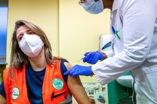 Vaccination du personnel de santé d'un hôpital de Turin en Italie, avec des doses de Pfizer-BioNTech, ici le 10 janvier 2021 © Mauro Ujetto / NurPhoto - AFP.