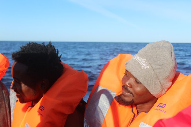 Deux jeunes hommes soulagés d'avoir été secourus par l'Ocean Viking. © NB