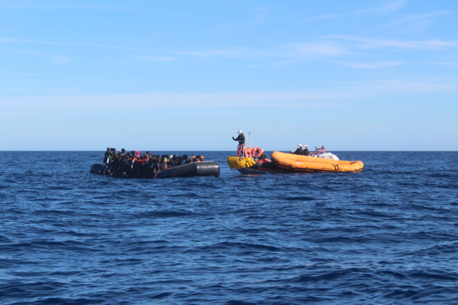 Des migrants secourus par les marins-sauveteurs de l'Ocean Viking le 5 février 2021. © NB