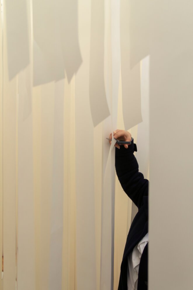 Gianni Pettena, Paper (Midwestern Ocean), performance-installation, 1971-2021, ISELP, Bruxelles © Isabelle Arthuis / Fondation d’entreprise Hermès Gianni Pettena, Paper (Midwestern Ocean), performance-installation, 1971-2021, ISELP, Bruxelles © Isabelle Arthuis / Fondation d’entreprise Hermès