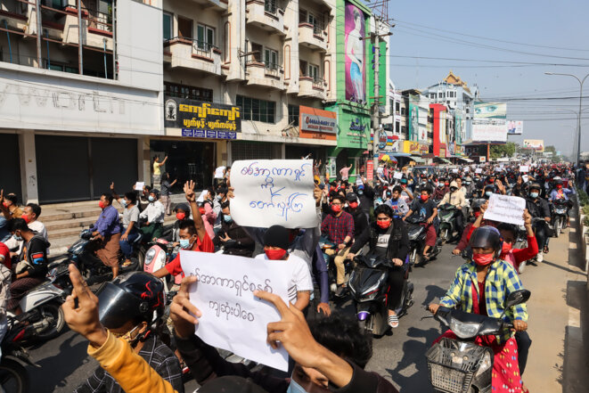 Manifestation contre le coup d'État militaire, dimanche 7 février à Mandalay. © STR/AFP