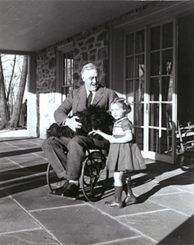 Rare photograph of Roosevelt in a wheelchair, with Ruthie Bie and Fala (1941). Rare photograph of Roosevelt in a wheelchair, with Ruthie Bie and Fala (1941).