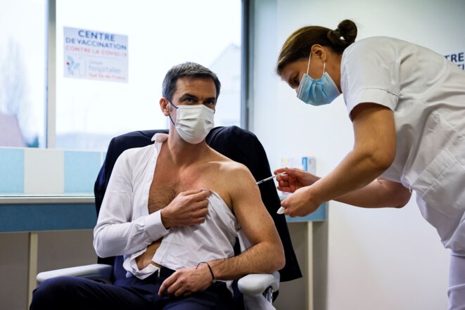 Olivier Véran, ministre de la santé, s’est fait vacciner le 8 février 2021, avec le vaccin d’AstraZeneca. © Thomas SAMSON / POOL / AFP