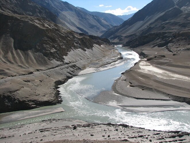 Incredible India: high in the dry desert of the Trans Himalaya water! The little Indus river left flows into the Zanskar river (13 September 2007) © Henk Monster Incredible India: high in the dry desert of the Trans Himalaya water! The little Indus river left flows into the Zanskar river (13 September 2007) © Henk Monster