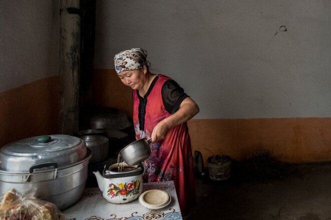 Gulzira Auelkhan fait du thé chez elle dans son village. Elle a été détenue pendant 18 mois Gulzira Auelkhan fait du thé chez elle dans son village. Elle a été détenue pendant 18 mois