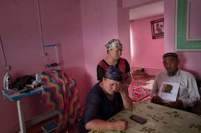 Gulzira Auelkhan, au centre, chez elle dans son village. Elle a été forcée de retenir les femmes dans les camps, a-t-elle déclaré Gulzira Auelkhan, au centre, chez elle dans son village. Elle a été forcée de retenir les femmes dans les camps, a-t-elle déclaré