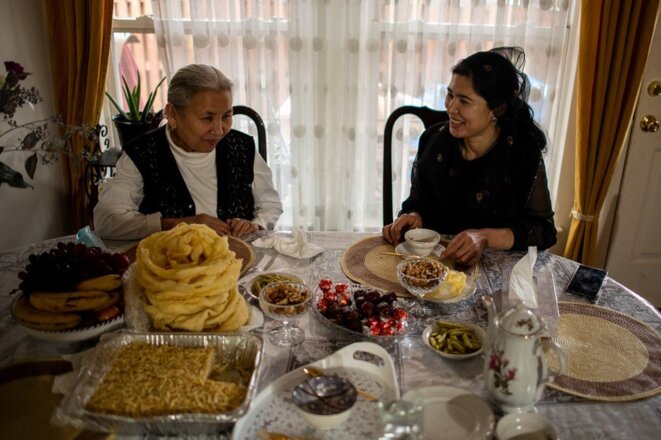Tursunay Ziawudun chez elle aux États-Unis avec sa logeuse, qui la soutient Tursunay Ziawudun chez elle aux États-Unis avec sa logeuse, qui la soutient