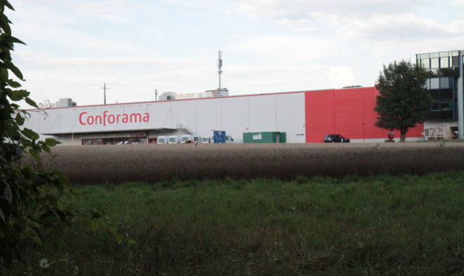 Un supermarché, lieu étrange sans fênetres donnant sur le vivant pourtant si proche, planté au milieu de la campagne de Bussigny, dans l'agglomération de Lausanne, 2017. Un supermarché, lieu étrange sans fênetres donnant sur le vivant pourtant si proche, planté au milieu de la campagne de Bussigny, dans l'agglomération de Lausanne, 2017.