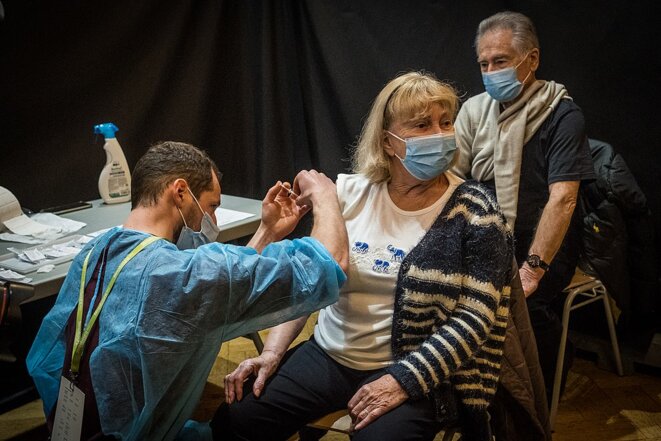At a vaccine centre in Strasbourg, north-east France, anti-Covid-19 jabs are administered to people aged above 75, January 18th 2021. © Claude Truong-Ngoc / Wikimedia Commons / cc-by-sa-4.0 At a vaccine centre in Strasbourg, north-east France, anti-Covid-19 jabs are administered to people aged above 75, January 18th 2021. © Claude Truong-Ngoc / Wikimedia Commons / cc-by-sa-4.0