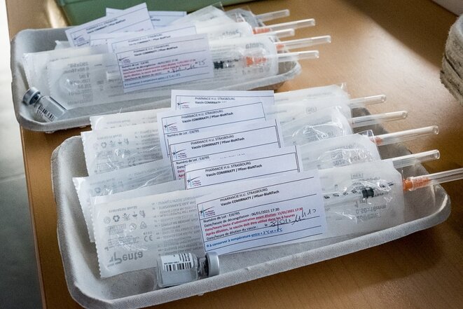 Lots de vaccins Comirnaty (Pfizer-BioNTech) prêts à être injectés dans le cadre de la phase 1 de la campagne de vaccination contre le Covid-19 aux hôpitaux universitaires de Strasbourg, le 8 janvier 2021. © Claude Truong-Ngoc / Wikimedia Commons / cc-by-sa-4.0