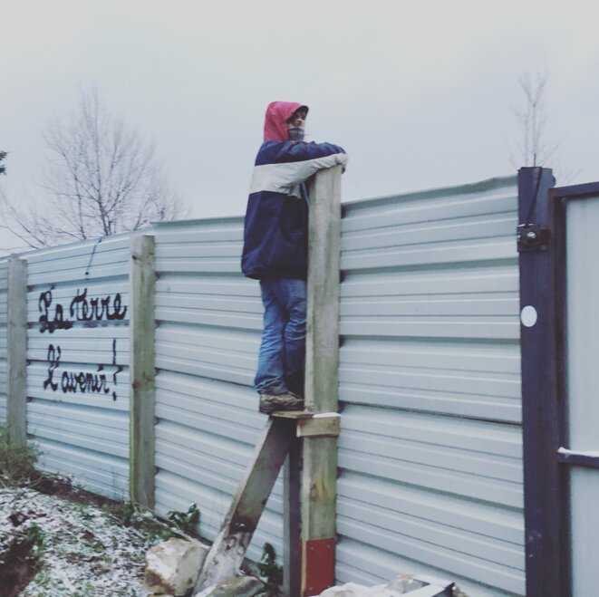Prendre soin de son occupation, c'est guetter les forces de répréssion. Prendre soin de son occupation, c'est guetter les forces de répréssion.