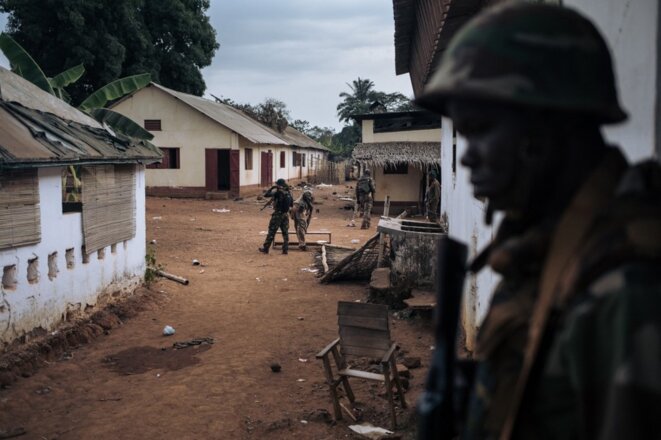 À Bangassou, le 3 février, des soldats de l’armée centrafricaine (FACA) retrouvent leur base, un mois après son pillage par des rebelles de la CPC. © ALEXIS HUGUET / AFP À Bangassou, le 3 février, des soldats de l’armée centrafricaine (FACA) retrouvent leur base, un mois après son pillage par des rebelles de la CPC. © ALEXIS HUGUET / AFP