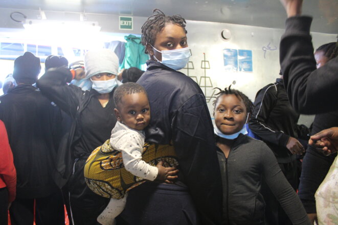 Aïcha, sa fille Hadjara et son bébé Mohamed, à bord de l'«Ocean Viking». © NB